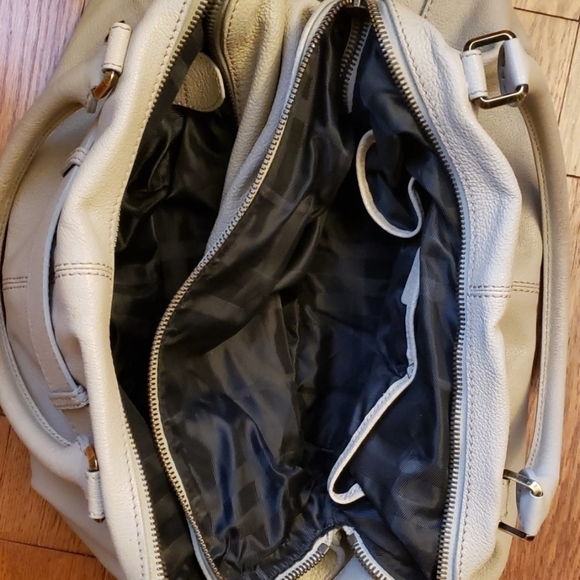 Burberry leather large tote /traveler.💯Authentic - Picture 3 of 16
